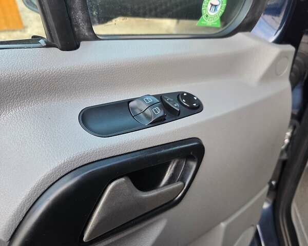 Синий Мерседес Sprinter, объемом двигателя 3 л и пробегом 377 тыс. км за 29999 $, фото 16 на Automoto.ua
