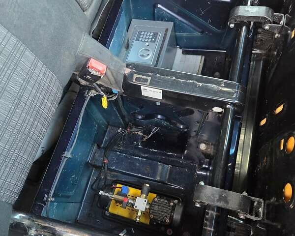 Синий Мерседес Sprinter, объемом двигателя 3 л и пробегом 377 тыс. км за 29999 $, фото 29 на Automoto.ua