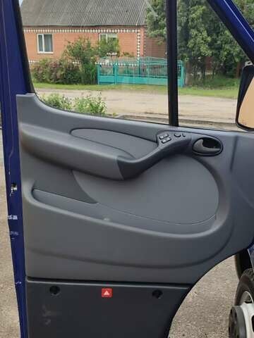 Синий Мерседес Sprinter, объемом двигателя 2.7 л и пробегом 264 тыс. км за 27200 $, фото 17 на Automoto.ua