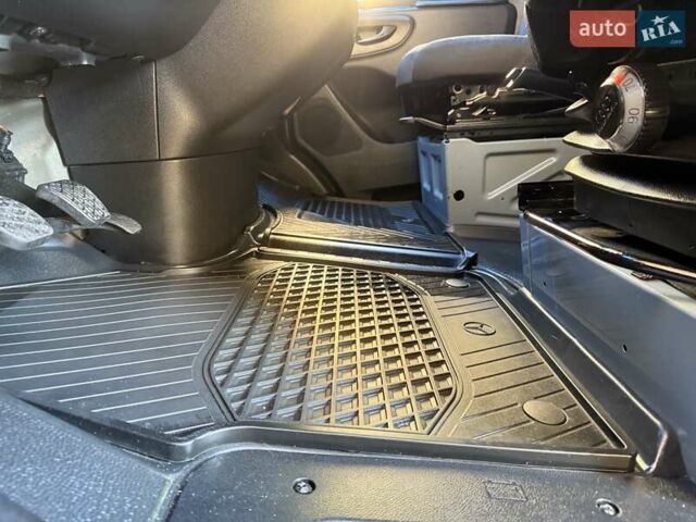 Синий Мерседес Sprinter, объемом двигателя 2.2 л и пробегом 274 тыс. км за 21950 $, фото 51 на Automoto.ua