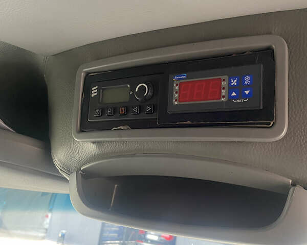 Синий Мерседес Sprinter, объемом двигателя 2.15 л и пробегом 400 тыс. км за 21000 $, фото 11 на Automoto.ua