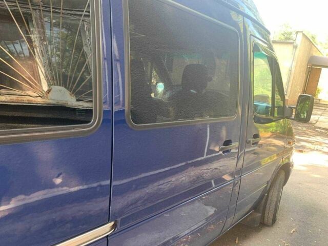 Синий Мерседес Sprinter, объемом двигателя 2.2 л и пробегом 400 тыс. км за 10300 $, фото 3 на Automoto.ua