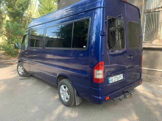 Синий Мерседес Sprinter, объемом двигателя 2.2 л и пробегом 400 тыс. км за 10300 $, фото 2 на Automoto.ua
