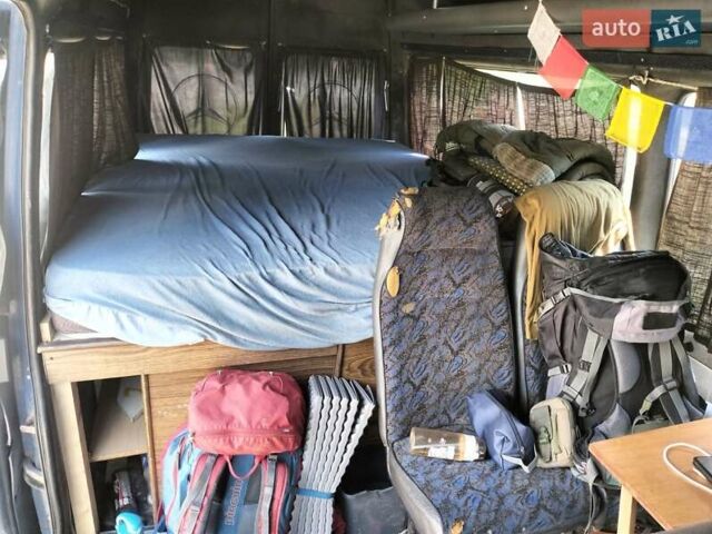 Синий Мерседес Sprinter, объемом двигателя 2.4 л и пробегом 800 тыс. км за 4500 $, фото 3 на Automoto.ua