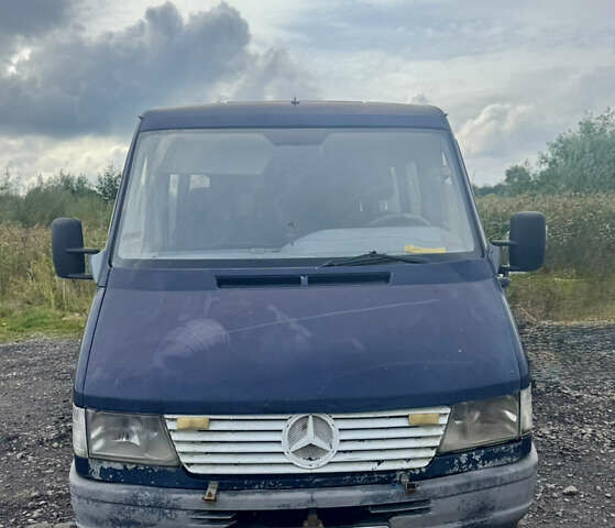Синий Мерседес Sprinter, объемом двигателя 2.4 л и пробегом 500 тыс. км за 1000 $, фото 1 на Automoto.ua