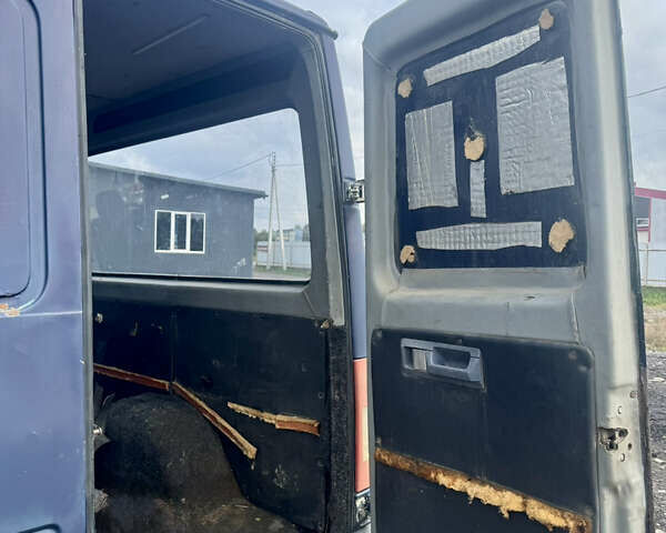 Синий Мерседес Sprinter, объемом двигателя 2.4 л и пробегом 500 тыс. км за 1000 $, фото 10 на Automoto.ua
