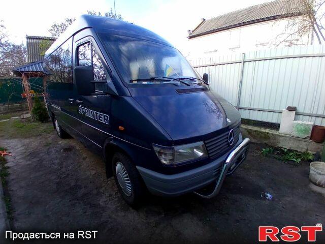 Синий Мерседес Sprinter, объемом двигателя 2.3 л и пробегом 540 тыс. км за 5500 $, фото 3 на Automoto.ua