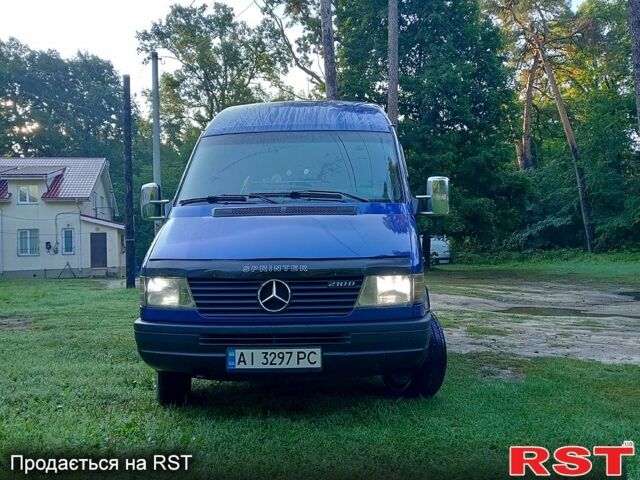 Синий Мерседес Sprinter, объемом двигателя 2.9 л и пробегом 677 тыс. км за 12000 $, фото 2 на Automoto.ua