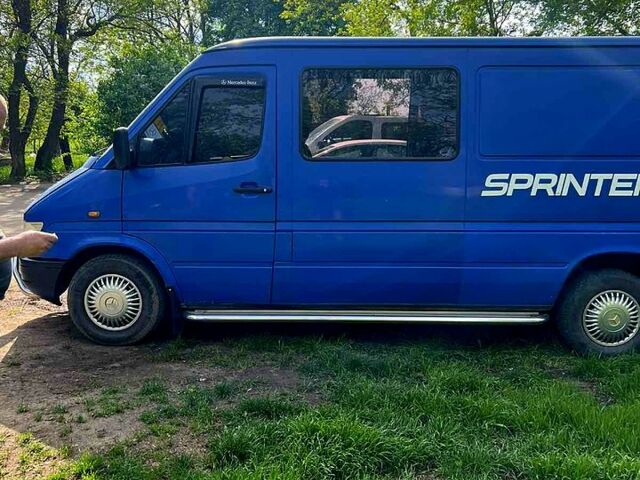 Синій Мерседес Sprinter, об'ємом двигуна 2.9 л та пробігом 200 тис. км за 5700 $, фото 2 на Automoto.ua