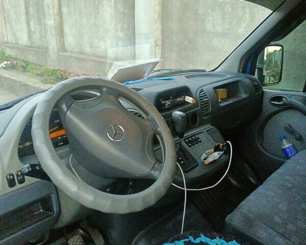 Синий Мерседес Sprinter, объемом двигателя 0 л и пробегом 325 тыс. км за 11000 $, фото 3 на Automoto.ua