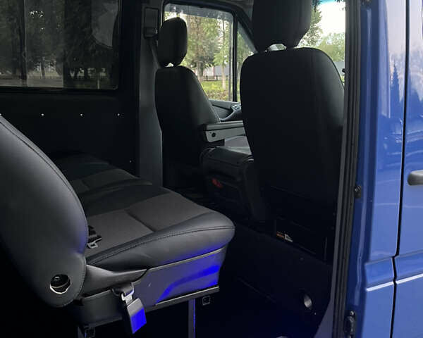Синий Мерседес Sprinter, объемом двигателя 2.7 л и пробегом 430 тыс. км за 9300 $, фото 7 на Automoto.ua