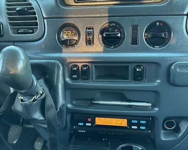 Синий Мерседес Sprinter, объемом двигателя 0 л и пробегом 313 тыс. км за 9800 $, фото 3 на Automoto.ua