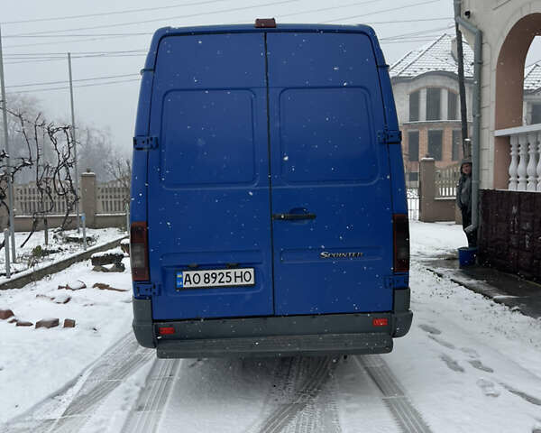 Синий Мерседес Sprinter, объемом двигателя 2.7 л и пробегом 720 тыс. км за 9600 $, фото 5 на Automoto.ua