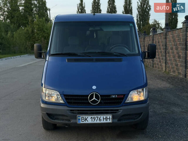 Синий Мерседес Sprinter, объемом двигателя 2.2 л и пробегом 437 тыс. км за 8700 $, фото 1 на Automoto.ua