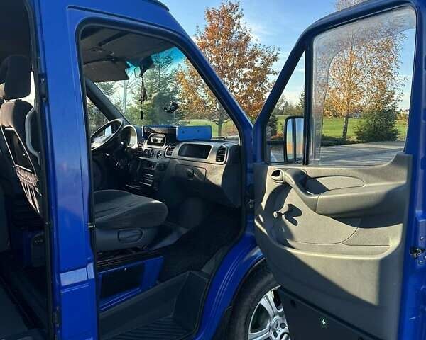 Синий Мерседес Sprinter, объемом двигателя 0 л и пробегом 313 тыс. км за 9800 $, фото 8 на Automoto.ua