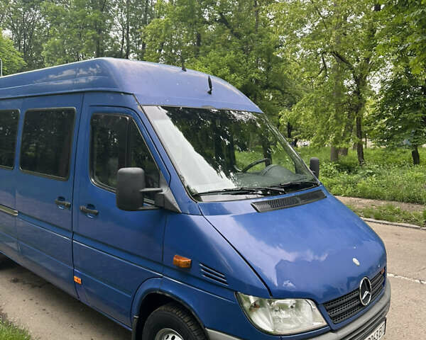 Синий Мерседес Sprinter, объемом двигателя 2.69 л и пробегом 720 тыс. км за 8500 $, фото 1 на Automoto.ua