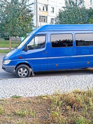 Синий Мерседес Sprinter, объемом двигателя 2.7 л и пробегом 560 тыс. км за 12500 $, фото 1 на Automoto.ua