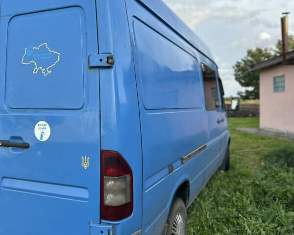 Синий Мерседес Sprinter, объемом двигателя 2.2 л и пробегом 750 тыс. км за 6950 $, фото 4 на Automoto.ua