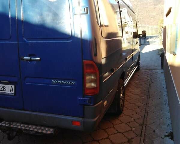 Синий Мерседес Sprinter, объемом двигателя 2.15 л и пробегом 580 тыс. км за 9500 $, фото 2 на Automoto.ua