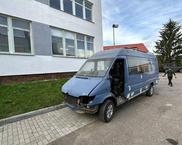 Синий Мерседес Sprinter, объемом двигателя 2.2 л и пробегом 890 тыс. км за 8800 $, фото 1 на Automoto.ua