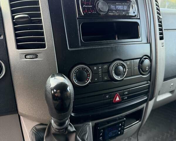 Синий Мерседес Sprinter, объемом двигателя 2.15 л и пробегом 306 тыс. км за 11500 $, фото 12 на Automoto.ua