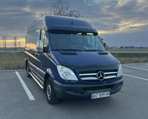 Синий Мерседес Sprinter, объемом двигателя 2.2 л и пробегом 683 тыс. км за 11750 $, фото 2 на Automoto.ua