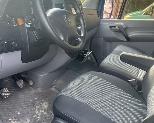 Синий Мерседес Sprinter, объемом двигателя 2.15 л и пробегом 560 тыс. км за 11200 $, фото 7 на Automoto.ua