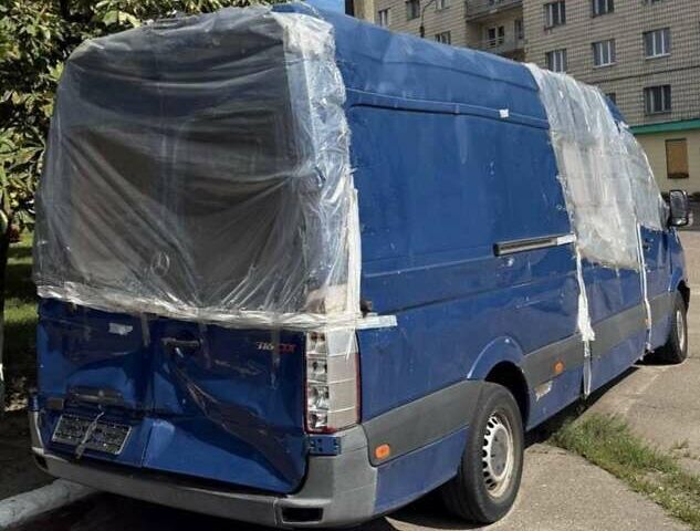 Синий Мерседес Sprinter, объемом двигателя 2.3 л и пробегом 400 тыс. км за 6500 $, фото 4 на Automoto.ua