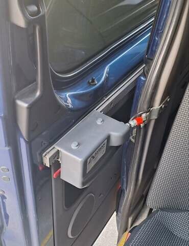 Синий Мерседес Sprinter, объемом двигателя 1.8 л и пробегом 400 тыс. км за 14000 $, фото 11 на Automoto.ua
