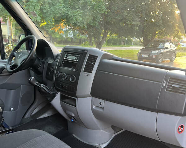 Синий Мерседес Sprinter, объемом двигателя 2.2 л и пробегом 341 тыс. км за 22500 $, фото 12 на Automoto.ua