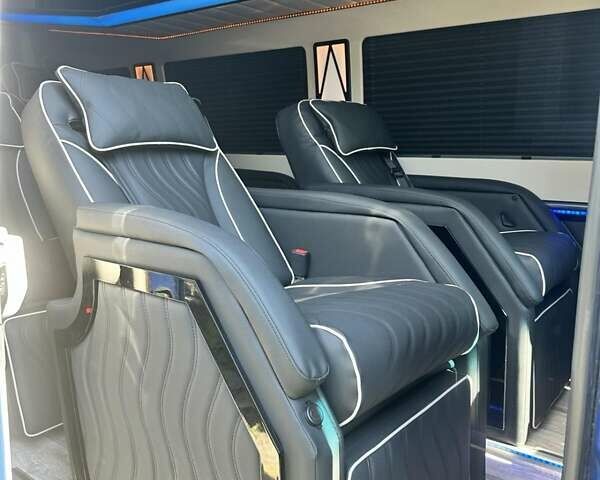 Синий Мерседес Sprinter, объемом двигателя 0 л и пробегом 214 тыс. км за 49500 $, фото 2 на Automoto.ua
