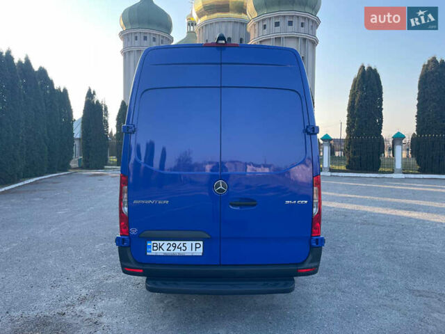 Синий Мерседес Sprinter, объемом двигателя 2.14 л и пробегом 257 тыс. км за 33300 $, фото 4 на Automoto.ua