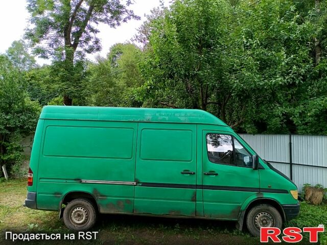 Зеленый Мерседес Sprinter, объемом двигателя 2.3 л и пробегом 650 тыс. км за 3000 $, фото 2 на Automoto.ua