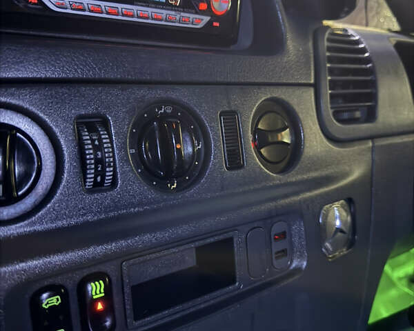 Зеленый Мерседес Sprinter, объемом двигателя 2.15 л и пробегом 578 тыс. км за 8999 $, фото 22 на Automoto.ua
