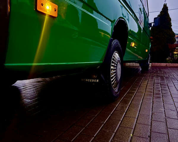 Зеленый Мерседес Sprinter, объемом двигателя 2.15 л и пробегом 578 тыс. км за 8999 $, фото 3 на Automoto.ua