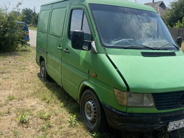 Зеленый Мерседес Sprinter, объемом двигателя 2.3 л и пробегом 800 тыс. км за 1200 $, фото 2 на Automoto.ua
