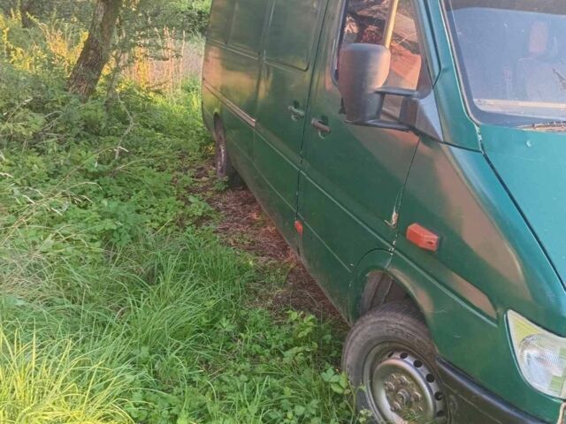 Зеленый Мерседес Sprinter, объемом двигателя 2 л и пробегом 340 тыс. км за 2950 $, фото 2 на Automoto.ua