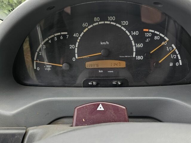 Зелений Мерседес Sprinter, об'ємом двигуна 0 л та пробігом 230 тис. км за 4177 $, фото 4 на Automoto.ua