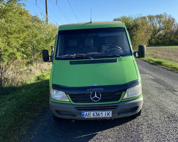 Зеленый Мерседес Sprinter, объемом двигателя 2.1 л и пробегом 400 тыс. км за 7500 $, фото 2 на Automoto.ua