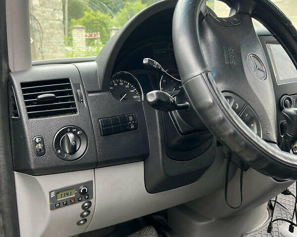 Зеленый Мерседес Sprinter, объемом двигателя 3 л и пробегом 320 тыс. км за 26300 $, фото 3 на Automoto.ua