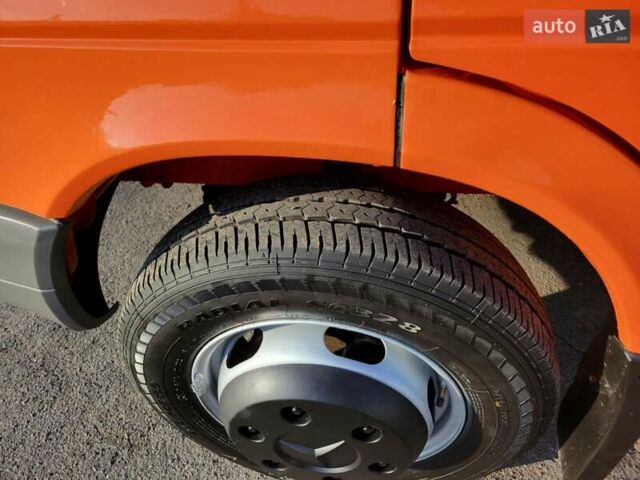 Помаранчевий Мерседес Sprinter, об'ємом двигуна 2.7 л та пробігом 293 тис. км за 25400 $, фото 3 на Automoto.ua