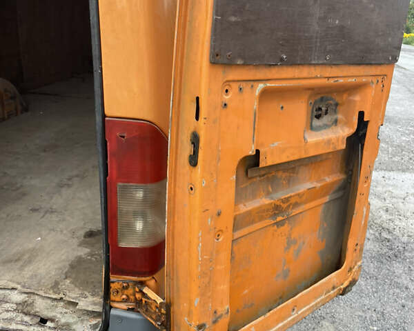 Оранжевый Мерседес Sprinter, объемом двигателя 2.3 л и пробегом 500 тыс. км за 4200 $, фото 13 на Automoto.ua