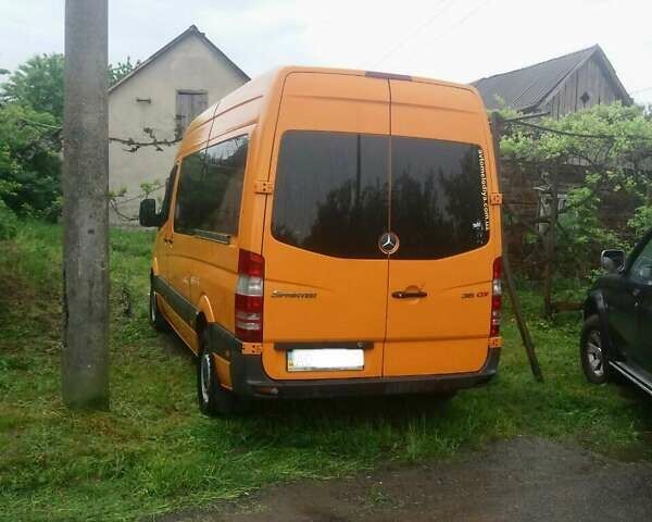 Помаранчевий Мерседес Sprinter, об'ємом двигуна 2.1 л та пробігом 150 тис. км за 1250 $, фото 1 на Automoto.ua
