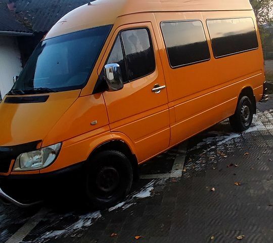 Оранжевый Мерседес Sprinter, объемом двигателя 22 л и пробегом 395 тыс. км за 8500 $, фото 1 на Automoto.ua