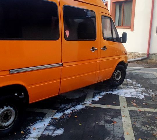 Оранжевый Мерседес Sprinter, объемом двигателя 22 л и пробегом 395 тыс. км за 8500 $, фото 3 на Automoto.ua