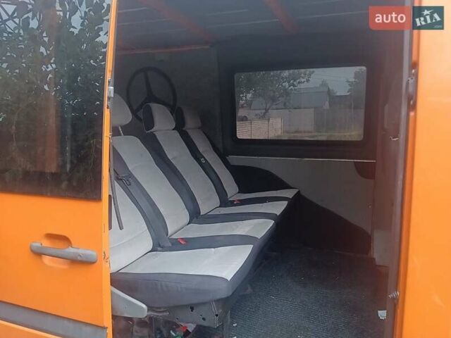 Оранжевый Мерседес Sprinter, объемом двигателя 2.3 л и пробегом 300 тыс. км за 4200 $, фото 2 на Automoto.ua