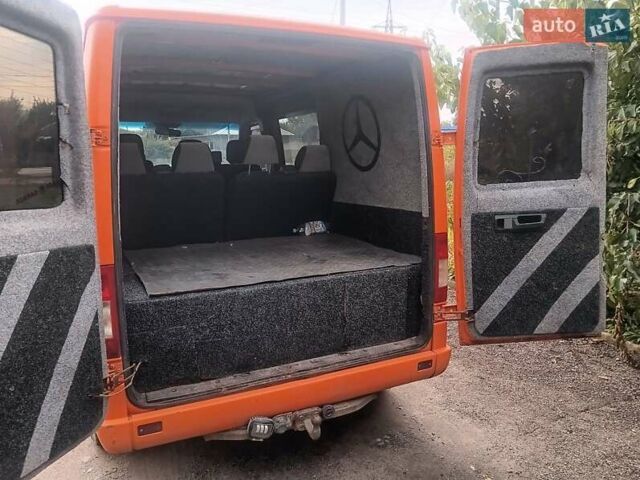 Оранжевый Мерседес Sprinter, объемом двигателя 2.3 л и пробегом 300 тыс. км за 4200 $, фото 5 на Automoto.ua