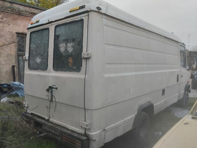 Белый Мерседес Т-мод, объемом двигателя 2.3 л и пробегом 555 тыс. км за 2000 $, фото 4 на Automoto.ua