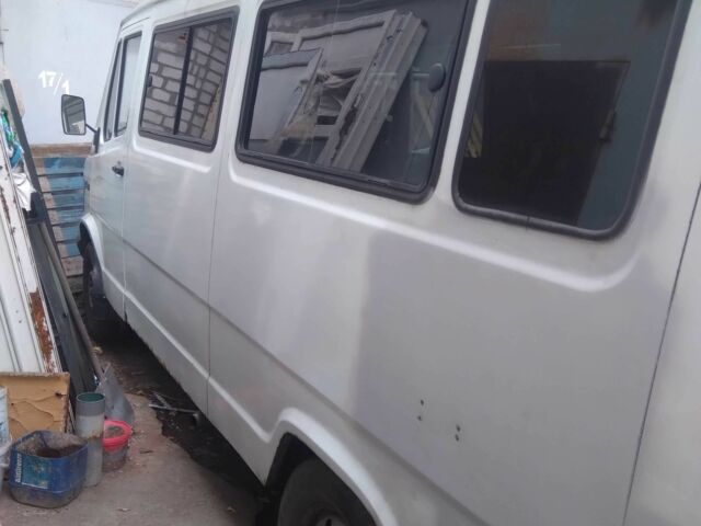 Белый Мерседес Т-мод, объемом двигателя 2.9 л и пробегом 300 тыс. км за 2500 $, фото 3 на Automoto.ua