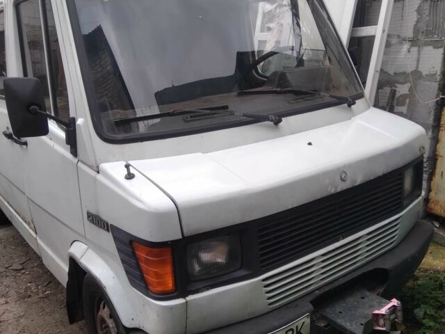 Белый Мерседес Т-мод, объемом двигателя 2.9 л и пробегом 300 тыс. км за 2500 $, фото 1 на Automoto.ua